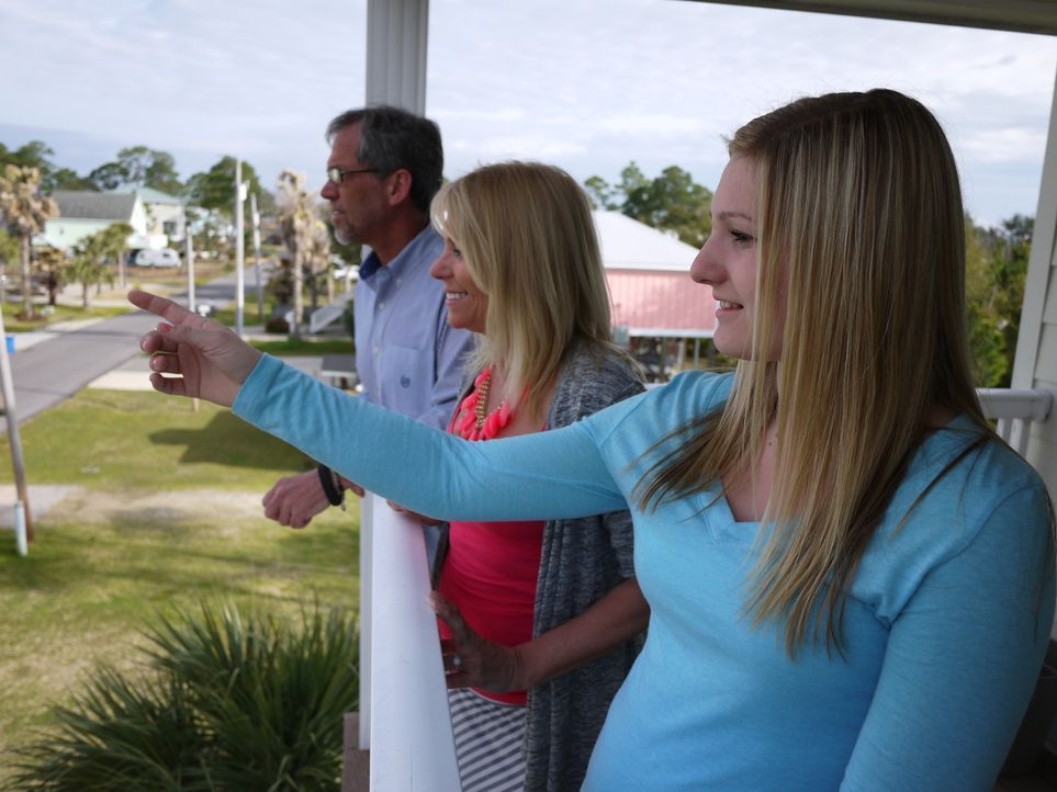 Ken (l.) möchte seiner Verlobten Rhonda (M.) den Traum vom eigenen Haus direkt am Strand erfüllen, doch diese hat Zweifel, ob jetzt der richtige Zei... - Bildquelle: 2014, HGTV/Scripps Networks, LLC. All Rights Reserved.