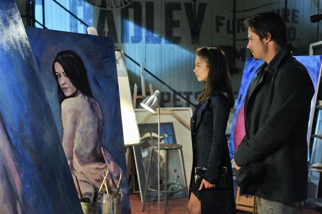 Der Künstler Nicholas Varkas wurde ermordet. Vincent (Jay Ryan, r.) macht eine Entdeckung, die er Catherine (Kristin Kreuk, l.) nicht vorenthalten m... - Bildquelle: 2012 The CW Network, LLC. All rights reserved.