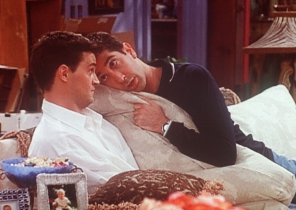 Ross (David Schwimmer, r.) zeigt Chandler (Matthew Perry, l.), wie man sich Gewinn bringend Platz im Bett erobert. - Bildquelle: TM+  2000 WARNER BROS.