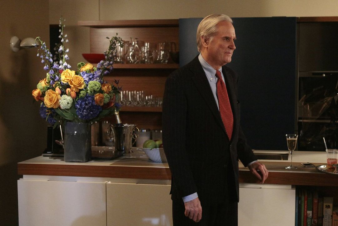 Der Gesellschaftsreporter David Patrick Columbia (David Patrick Columbia) wird von Lily zu einem Familiendinner eingeladen ... - Bildquelle: Warner Bros. Television