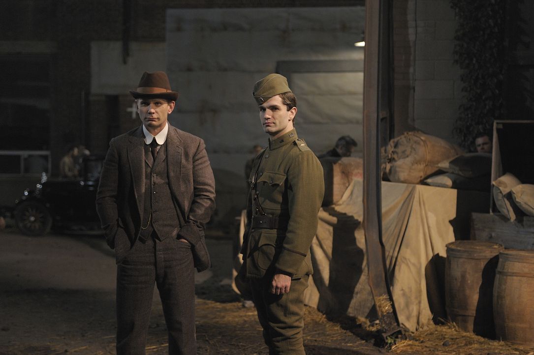 Boston, 1918: Aidan (Sam Witwer, r.) und Bishop (Mark Pellegrino, l.) ... - Bildquelle: Phillipe Bosse 2012 B.H. 2 Productions (Muse) Inc. ALL RIGHTS RESERVED.
