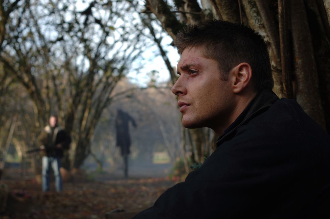 Dean (Jensen Ackles, r.) versucht eine mordende Vogelscheuche zu vernichten ... - Bildquelle: Warner Bros. Television