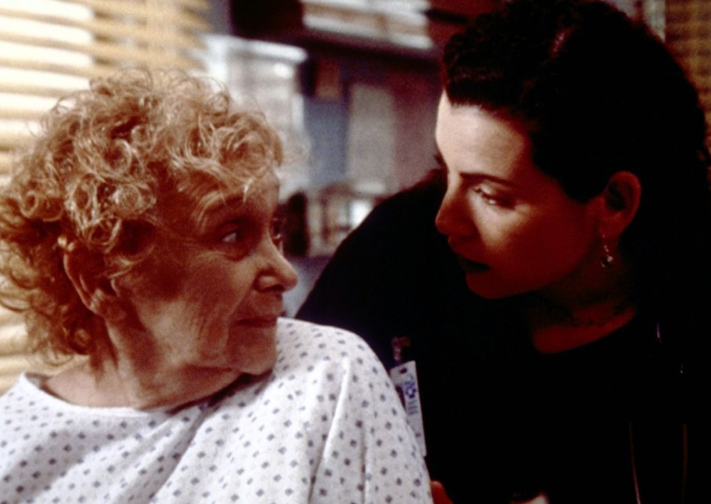 Hathaway (Julianna Margulies, r.) kümmert sich um Mrs. Reilly (Erica John, l.), die das Opfer einer Vergewaltigung geworden ist. - Bildquelle: TM+  2000 WARNER BROS.