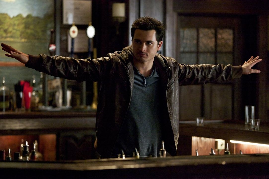 Enzo (Michael Malarkey) trifft eine gefährliche und unüberlegte Entscheidung ... - Bildquelle: Warner Brothers