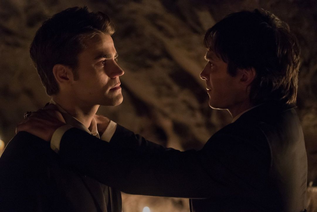 Der Kampf um Mystic Falls und alle, die ihnen lieb sind, fordert einen grausamen Preis von den Brüdern Stefan (Paul Wesley, l.) und Damon (Ian Somer... - Bildquelle: 2016 Warner Brothers