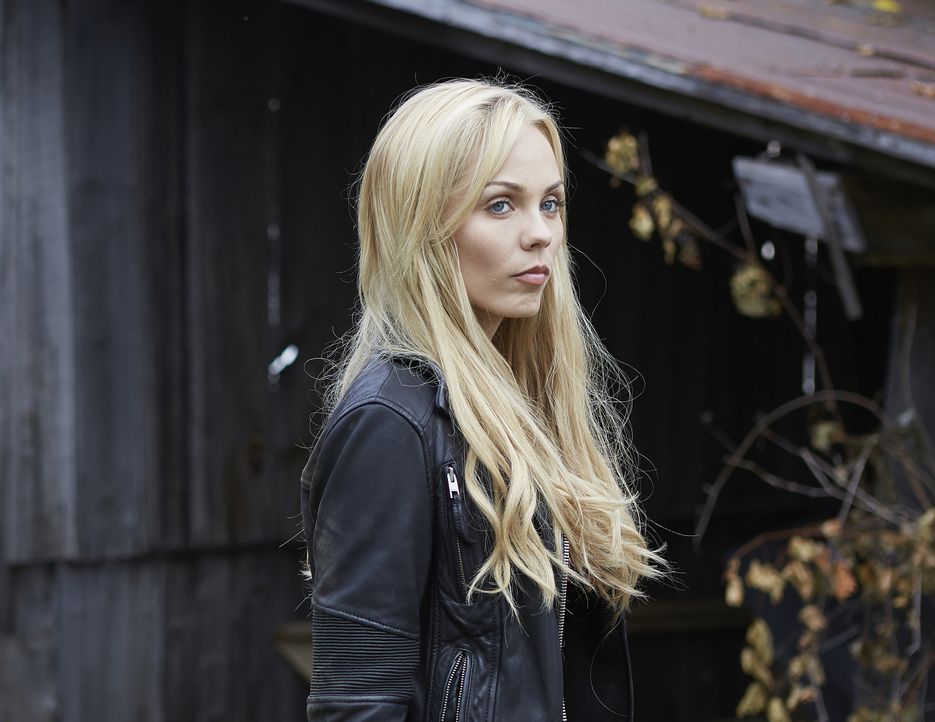 Elena (Laura Vandervoort) ahnt bereits, dass ein blutiger Kampf auf das Rudel wartet ... - Bildquelle: 2015 She-Wolf Season 2 Productions Inc.