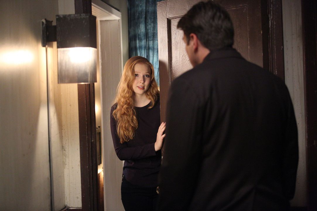 Nach wie vor hat Castle (Nathan Fillion, r.) große Probleme damit, dass Alexis (Molly C. Quinn, l.) inzwischen nicht mehr bei ihm, sondern in einer... - Bildquelle: ABC Studios