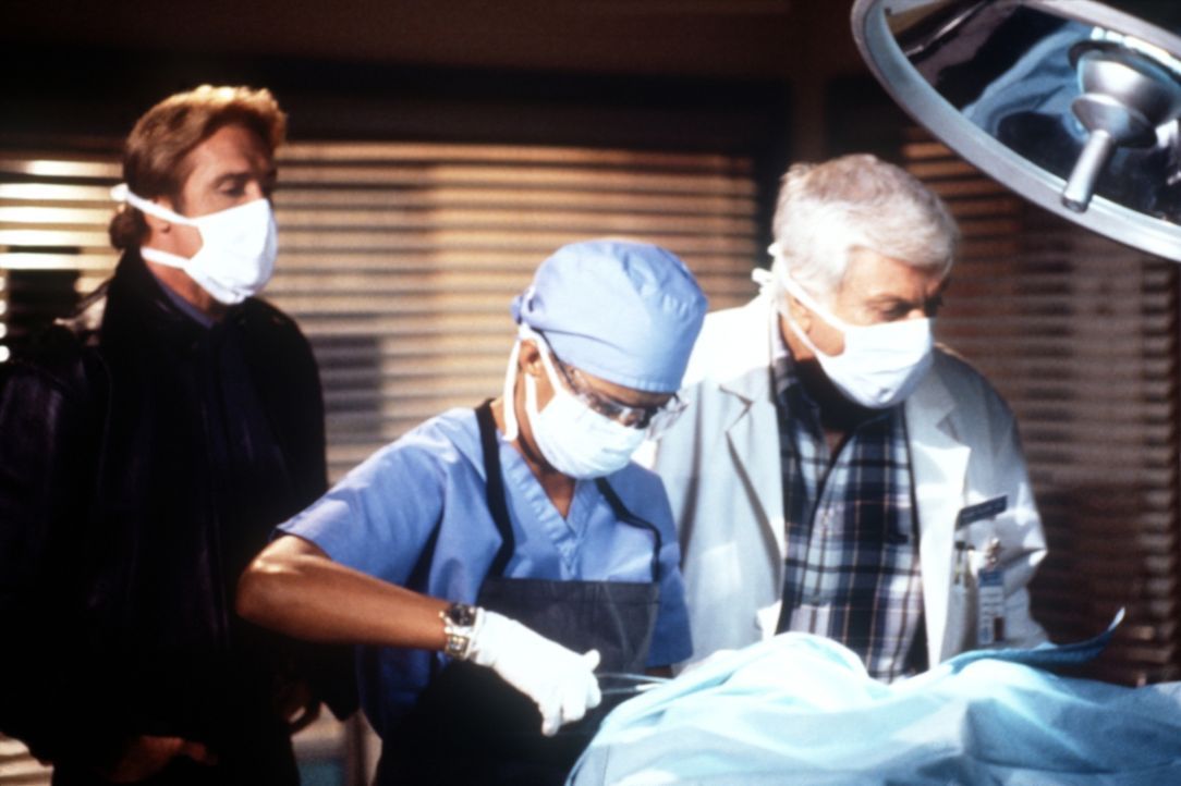 Steve (Barry Van Dyke, l.) beobachtet, wie Amanda (Victoria Rowell, M.) und Mark (Dick Van Dyke, r.) einen Toten obduzieren, um vielleicht einen Hin... - Bildquelle: Viacom