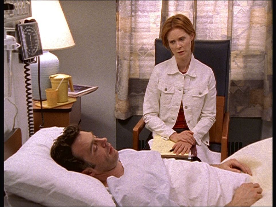 Das Schlimmste ist überstanden: Steve (David Eigenberg, l.) wird nach seiner Operation von Miranda (Cynthia Nixon, r.) getröstet. - Bildquelle: Paramount Pictures