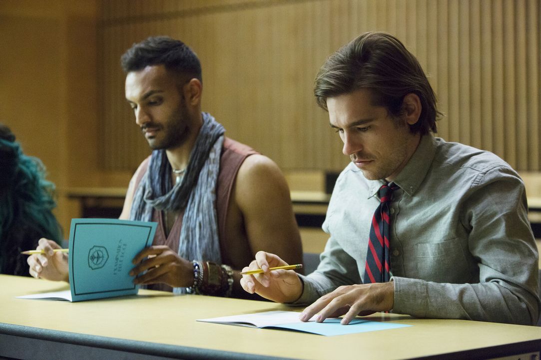 Als Quentin Coldwater (Jason Ralph, r.) Student in der magischen Brakebills Universität wird, muss er sich mit seinem neuen Zimmergenossen Penny (Ar... - Bildquelle: 2015 Syfy Media Productions LLC. ALL RIGHTS RESERVED.