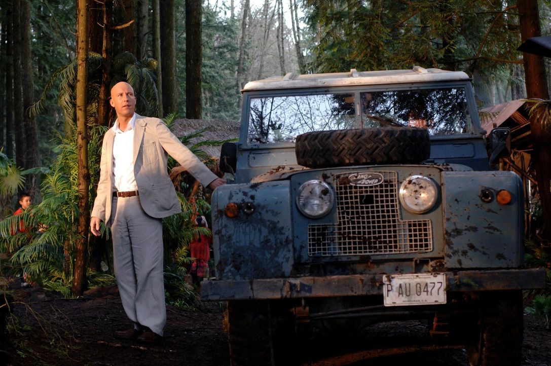 Als Lex Luthor (Michael Rosenbaum) erfährt, dass Professor Fine noch lebt, macht er sich sofort auf die Suche nach ihm ... - Bildquelle: Warner Bros.