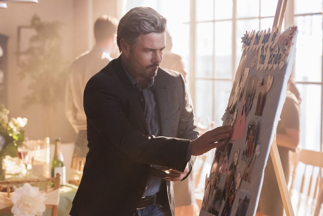 Maggies Vater Oscar (Carlos Bernard) taucht tatsächlich auf der Brautparty auf, doch das Verhältnis zwischen Vater und Tochter ist mehr als angespan... - Bildquelle: 2017 Warner Bros.