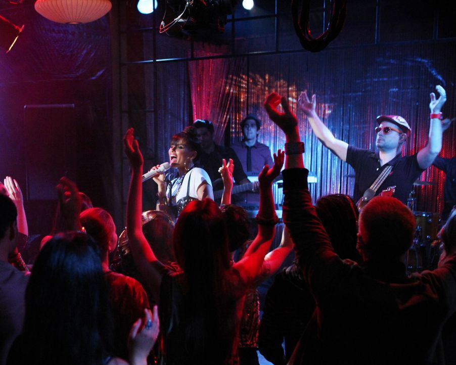 Nelly Furtado (Nelly Furtado, M.) heizt dem Publikum richtig ein! - Bildquelle: 2012 The CW Network. All Rights Reserved.