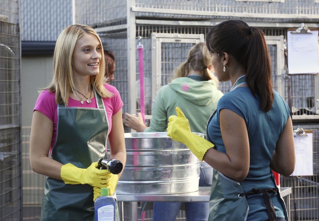 Als Casey (Spencer Grammer, l.) erfährt, dass Rebecca (Dilshad Vadsaria, r.) mit Cappie zusammen ist, ist Ärger vorprogrammiert ... - Bildquelle: ABC Family