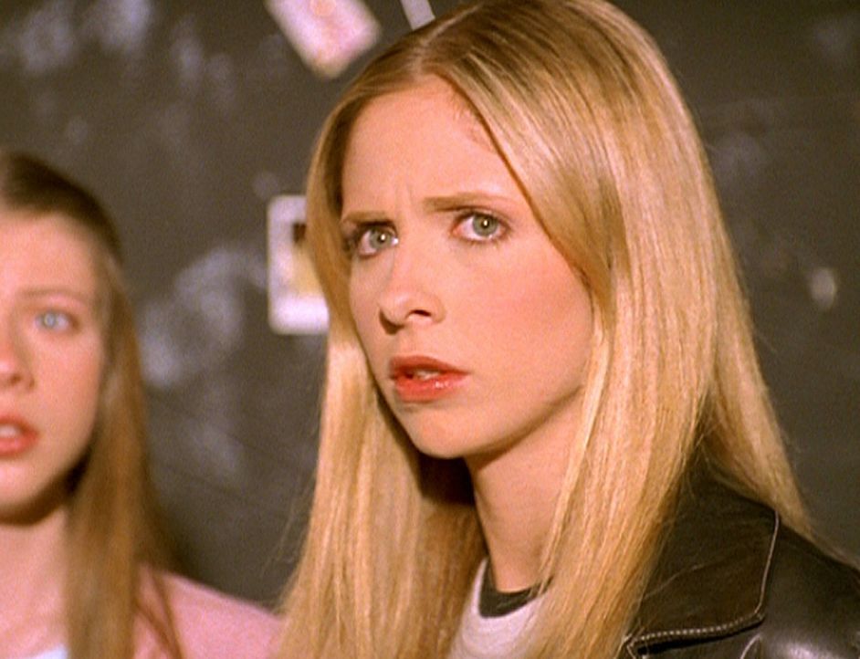 Buffy (Sarah Michele Gellar, r.) und Dawn (Michelle Trachtenberg, l.) werden nach wie vor von Glorys Lakaien beobachtet. - Bildquelle: TM +   2000 Twentieth Century Fox Film Corporation. All Rights Reserved.