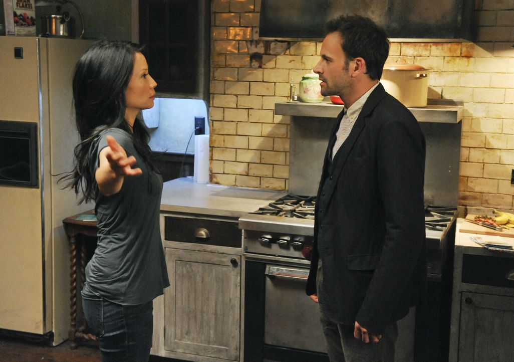Holmes (Jonny Lee Miller, l.) lässt Watson (Lucy Liu, l.) zu Hause zurück, als er zu einem Fall aufbricht, weil sie mit ihren Nachforschungen in sei... - Bildquelle: CBS Television