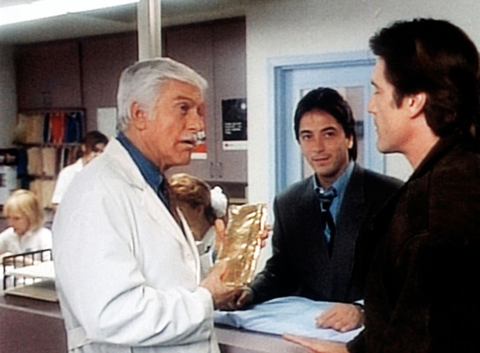 Dr. Sloan (Dick Van Dyke, l.), Jack (Scott Baio, M.) und Steve (Barry Van Dyke, r.) kennen noch nicht die Bedeutung des Goldbarrens. - Bildquelle: Viacom