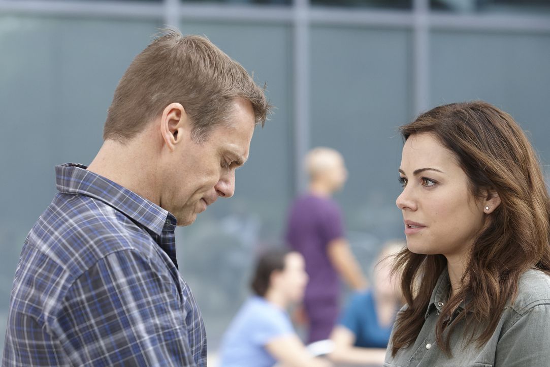 Für Charlie (Michael Shanks, l.) ist es besonders schwer, Alex (Erica Durance, r.) nach den schrecklichen Ereignissen gegenüber zu treten ... - Bildquelle: 2013  Hope Zee Two Inc.