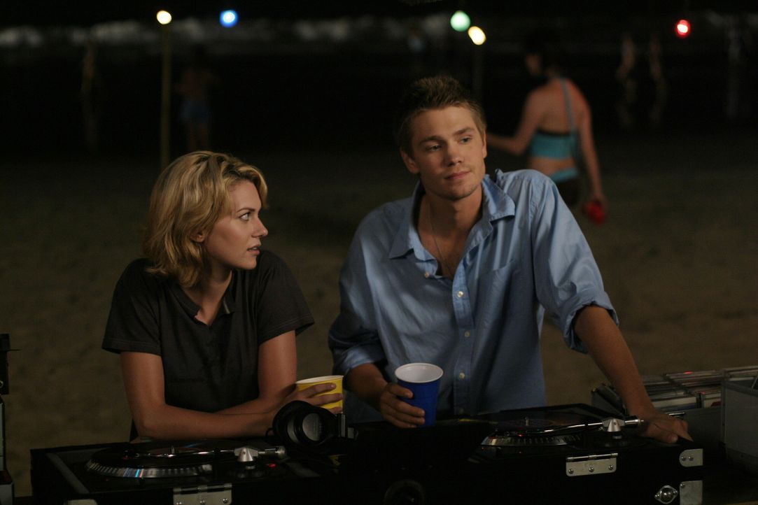 Lucas (Chad Michael Murray, r.) kann Peyton (Hilarie Burton, l.) davon überzeugen, ihrer Mutter noch eine Chance zu geben ... - Bildquelle: Warner Bros. Pictures