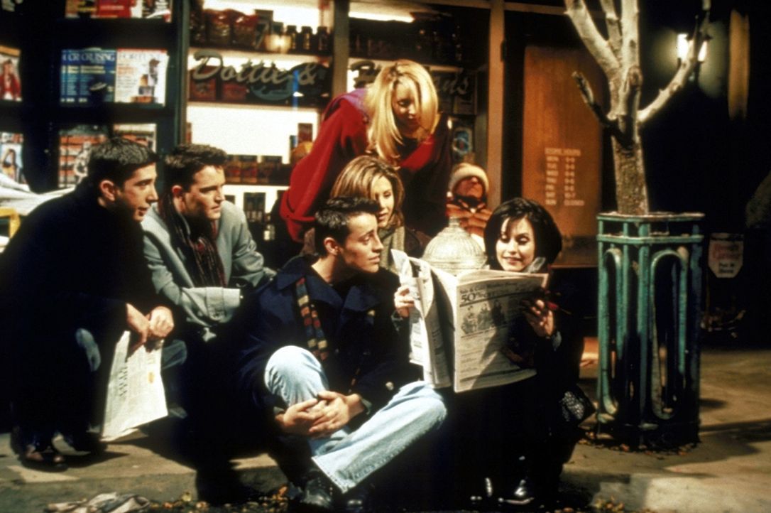 Monica (Courteney Cox, r.) liest ihren Freunden (v.l.n.r.) Ross (David Schwimmer), Chandler (Matthew Perry), Joey (Matt LeBlanc), Rachel (Jennifer A... - Bildquelle: TM+  2000 WARNER BROS.
