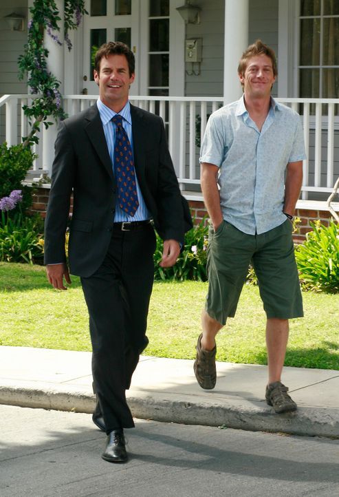 Bob (Tuc Watkins, l.) und Lee (Kevin Rahm, r.) haben sich nichts dabei gedacht, als es einen Springbrunnen in seinen Garten gestellt hat. Doch da ha... - Bildquelle: ABC Studios