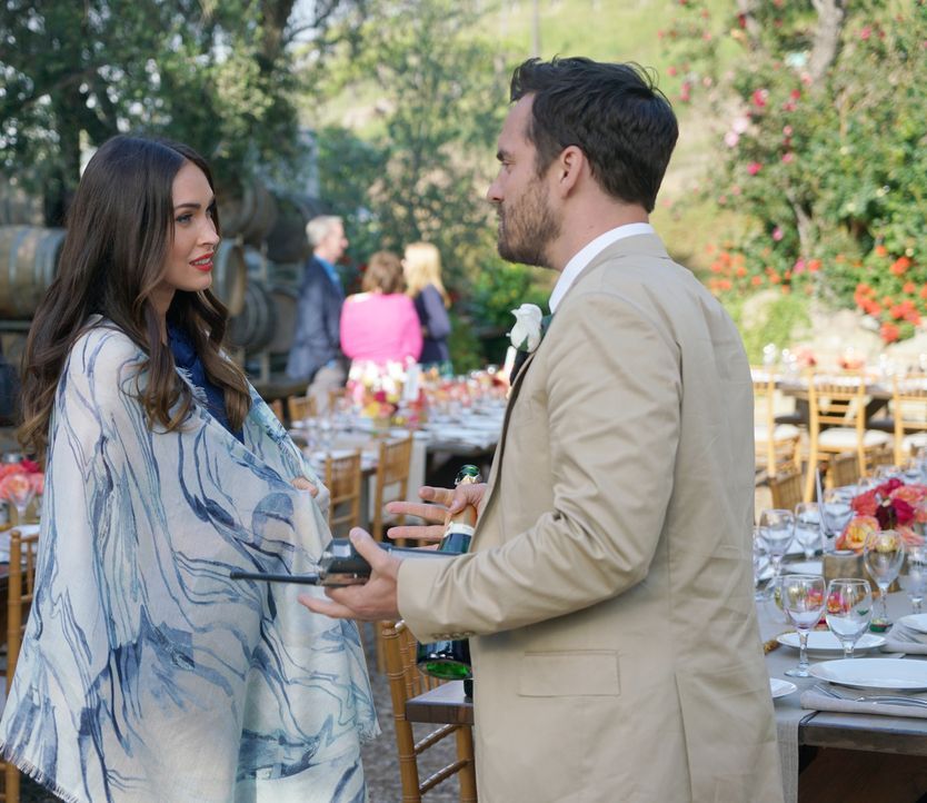 Nick (Jake Johnson, r.) ist begeistert, als Reagan (Megan Fox, l.) zur Hochzeit erscheint, doch vor dem Wort "Beziehung" schreckt Reagan plötzlich z... - Bildquelle: Adam Taylor 2016 Fox and its related entities.  All rights reserved.