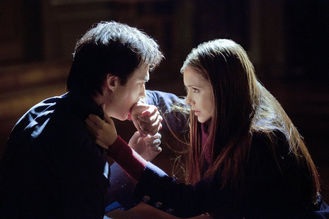 Was ist mit Elena (Nina Dobrev, r.) und Damon (Ian Somerhalder, l.) los? - Bildquelle: Warner Brothers Entertainment Inc.