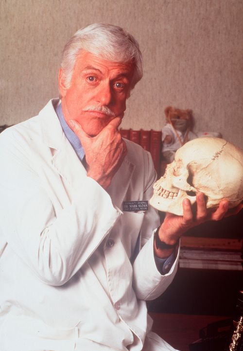 Dr. Sloan (Dick Van Dyke) grübelnd vor dem Schädel eines Menschen. - Bildquelle: Viacom