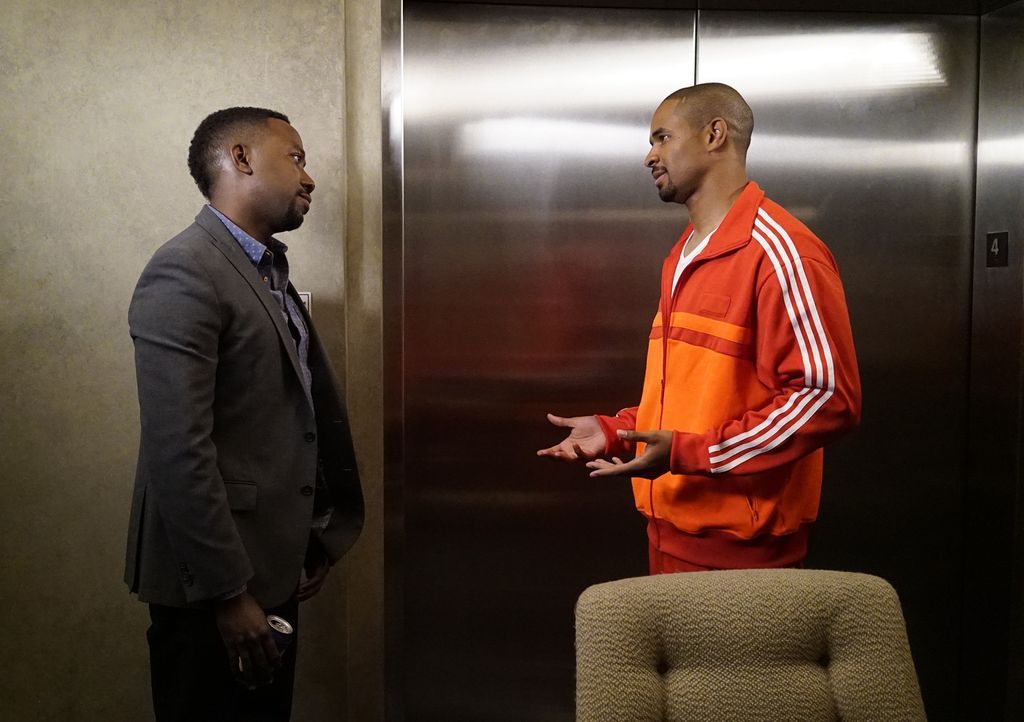 Wird Coach (Damon Wayans Jr., r.) Winston (Lamorne Morris, l.) dabei helfen, endlich kein Sweety-Pie mehr zu sein? - Bildquelle: Jennifer Clasen 2016 Fox and its related entities.  All rights reserved.