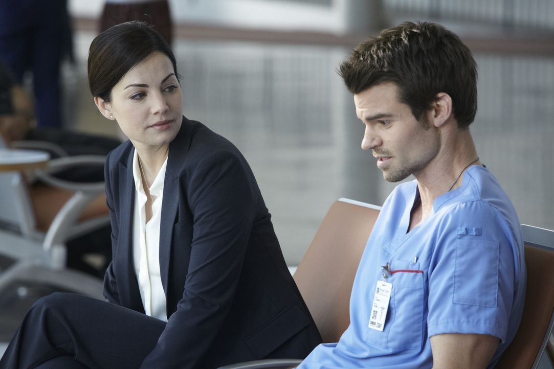 Nachdem Alex (Erica Durance, l.) eine enttäuschende Nachricht erhalten hat, ist sie am Boden zerstört. Joel (Daniel Gillies, r.) ist allerdings nich...