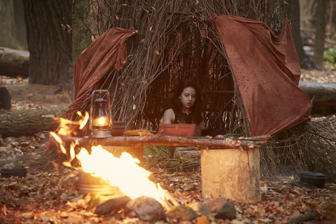 Muss das Hexen-Ritual über sich ergehen lassen, um ihre Magie besser unter Kontrolle zu haben: Savannah (Kiara Glasco) ... - Bildquelle: 2015 She-Wolf Season 2 Productions Inc.