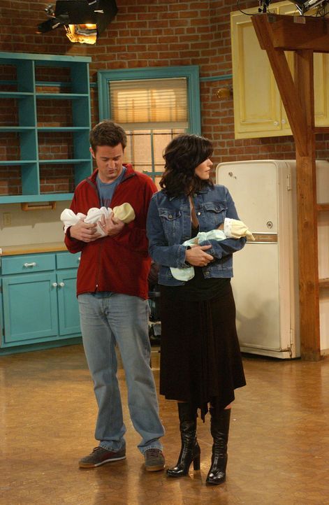 Ein neues Leben beginnt: Chandler (Matthew Perry, l.) und Monica (Courteney Cox, r.) ... - Bildquelle: © 2003 Warner Brothers International Television