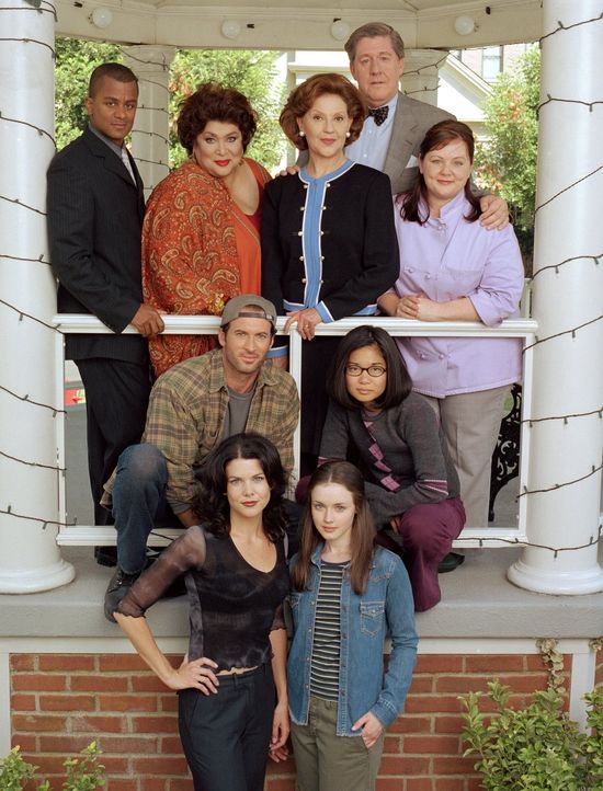 (1. Staffel) - Im kleinen Örtchen Stars Hollow wird es nie langweilig, denn (hinten v.l.n.r.) Michel (Yanic Truesdale), Miss Patty (Liz Torres), Emi... - Bildquelle: 2000 Warner Bros.