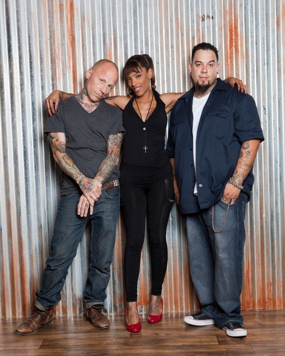 In L.A. haben sich Tommy Helm (l.), Big Gus (r.) und Jasmine Rodriguez (M.) darauf spezialisiert, misslungene Tattoos auszubessern ... - Bildquelle: 2012 Spike Cable Networks Inc. All Rights Reserved.