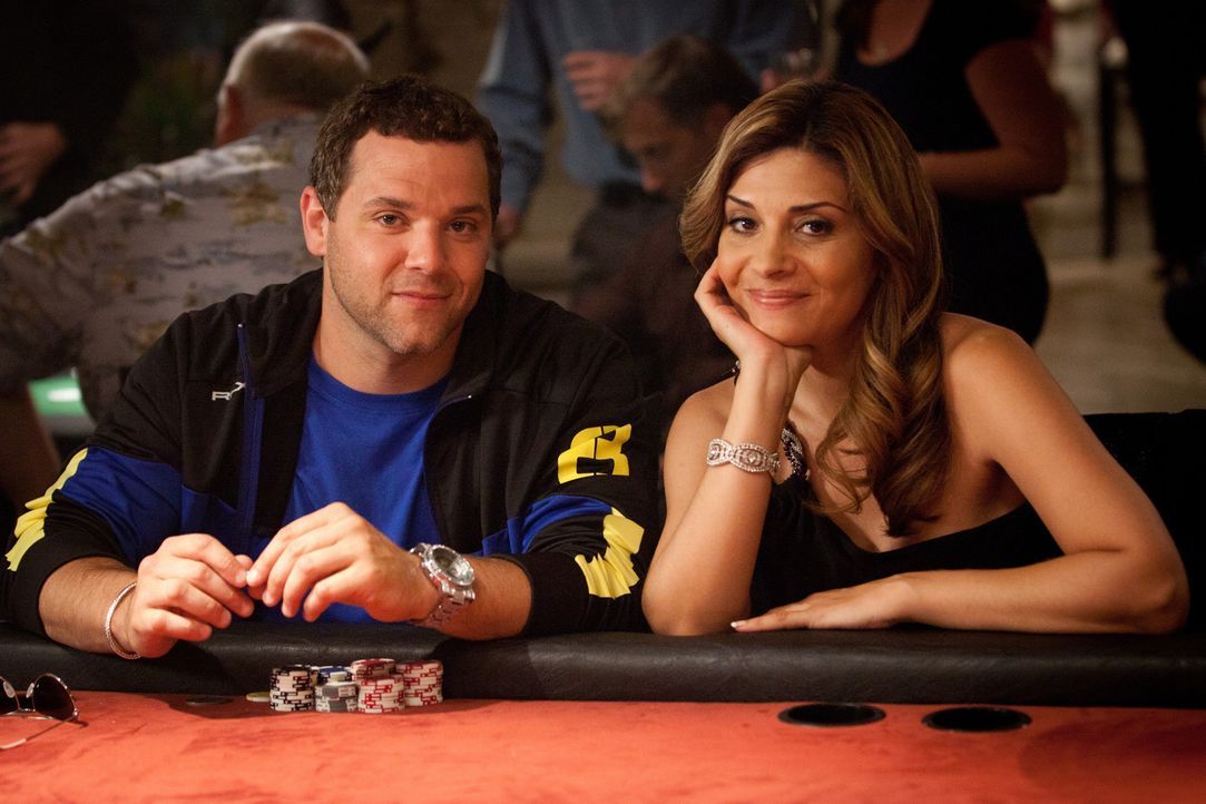 Der professioneller Pokerspieler Jason (Joshua Biton, l.) bittet Dani (Callie Thorne, r.), ihm zu helfen, seine Pechsträhne zu beenden. Doch wird s... - Bildquelle: 2011 Sony Pictures Television Inc. and Universal Network Television LLC.  All Rights Reserved.