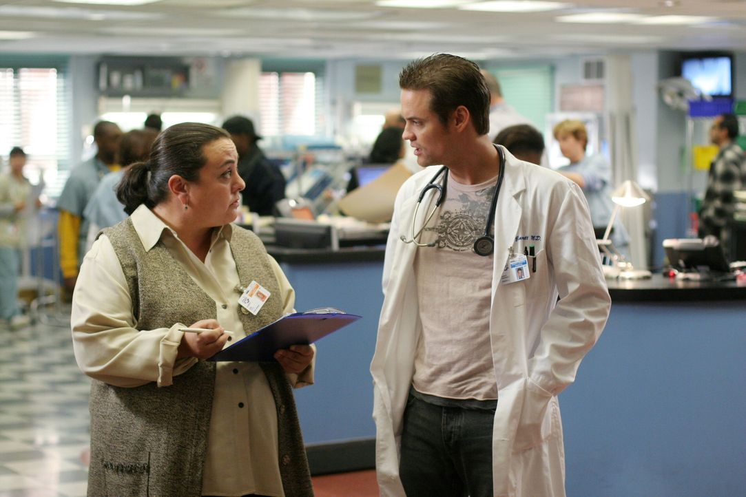 Liz Dade (Tara Karsian, l.) braucht von Ray (Shane West, r.) Informationen über eine Patientin ... - Bildquelle: Warner Bros. Television