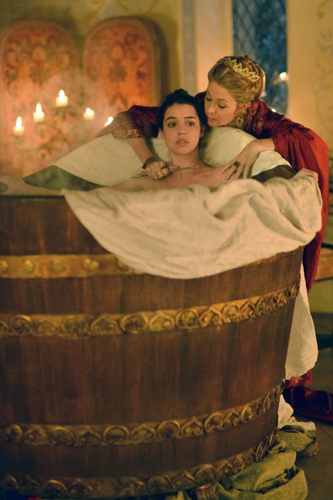 Mary (Adelaide Kane, l.) weiß, dass Königin Katherine (Megan Follows, r.) jedes Mittel recht ist, um ihre eigene Haut zu retten ... - Bildquelle: Sven Frenzel 2013 The CW Network, LLC. All rights reserved.