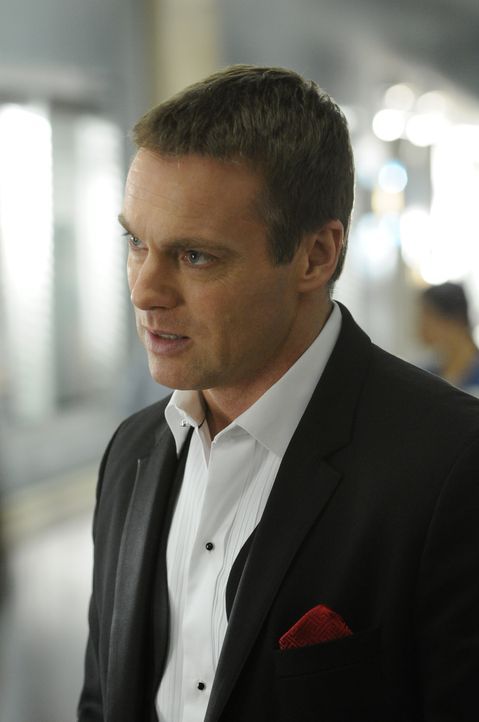 Nach wie vor beobachtet Charlie (Michael Shanks) seine Kollegen aus dem Grenzbereich zwischen Leben und Tod bei der Arbeit ... - Bildquelle: 2012  Hope Zee One Inc.