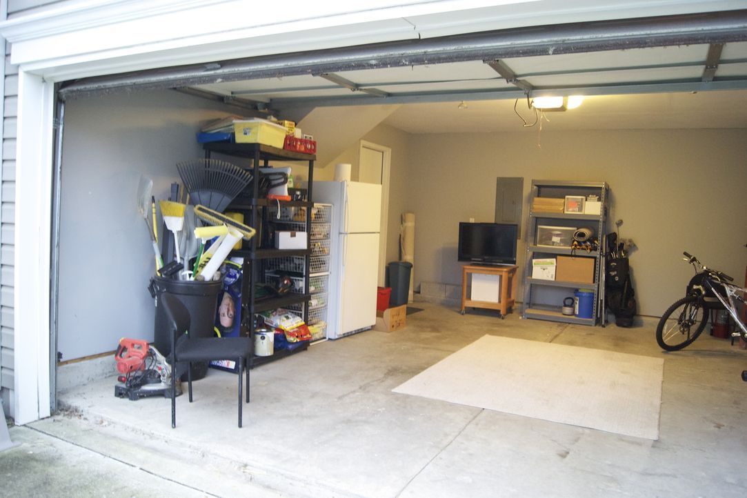 Diese Garage soll von Josh und seinem Team in eine Entertainment-Location umbaut werden ... - Bildquelle: 2012, DIY Network/Scripps Networks, LLC. All Rights Reserved.