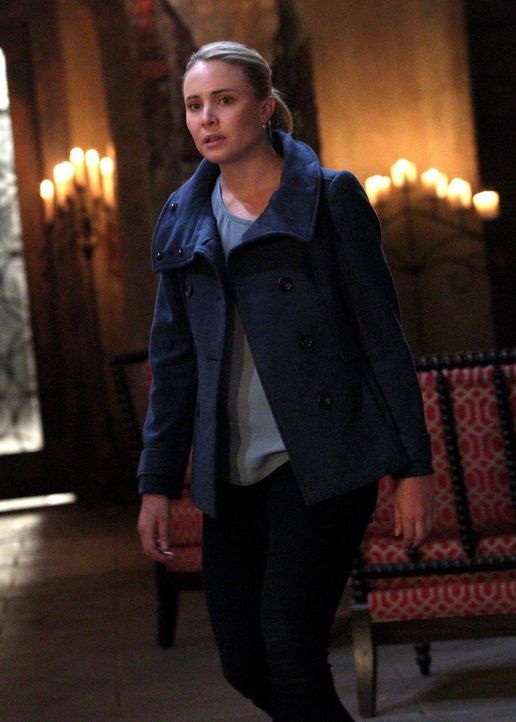 Ohne es zu ahnen, gerät Cami (Leah Pipes) plötzlich ins Fadenkreuz von Esther ... - Bildquelle: Warner Bros. Television