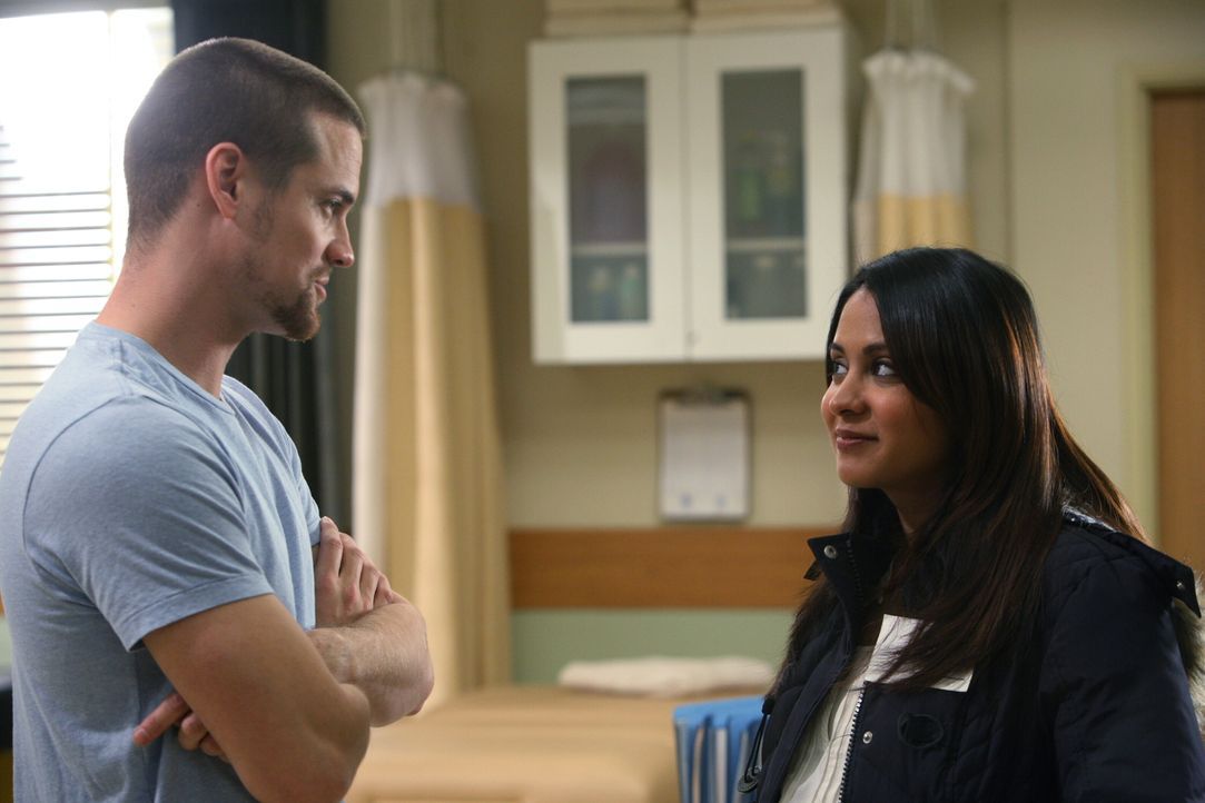 Neela (Parminder Nagra, r.) hat sich entschieden: Ihr Herz gehört Ray (Shane West, l.) ... - Bildquelle: Warner Bros. Television
