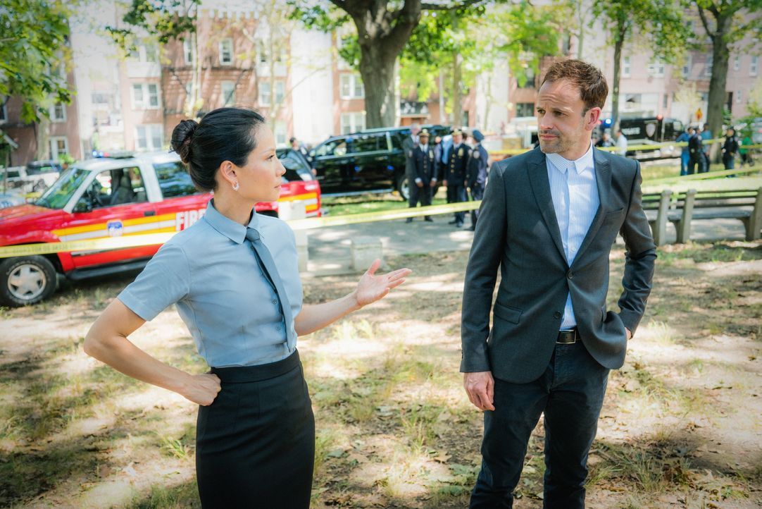 Ein ehemaliger Bombenleger wird nach sechs Jahren plötzlich wieder aktiv. Joan (Lucy Liu, l.) und Holmes (Jonny Lee Miller, r.) ermitteln: Inwiefern... - Bildquelle: Michael Parmelee © 2016 CBS Broadcasting, Inc. All Rights Reserved / Michael Parmelee