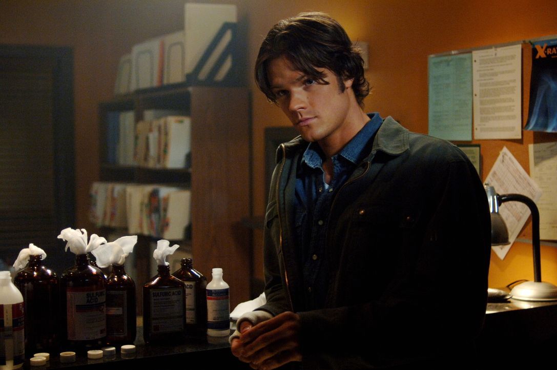 Während sich Dean auf den Weg macht, um Hilfe zu holen, bleibt Sam (Jared Padalecki) bei der Ärztin, um eine Leiche zu untersuchen ... - Bildquelle: Warner Bros. Television