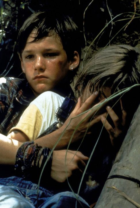 Mit seinem kleinen Bruder Ricky (David Speck, r.) beobachtet der 11-jährige Mark Sway (Brad Renfro, l.) im Wald, wie sich der Mafia-Anwalt Romey Cl... - Bildquelle: Warner Bros.