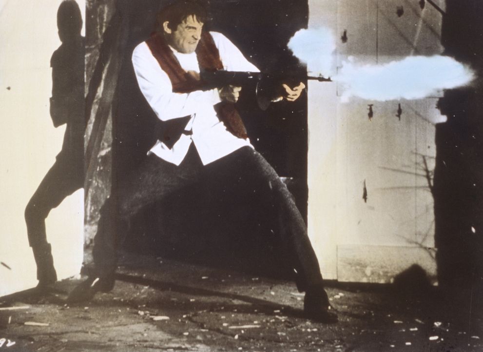 Wenn Gefahr naht, fackelt Clyde Barrow (Warren Beatty) nicht lange und greift zu seiner Waffe ... - Bildquelle: Warner Bros.