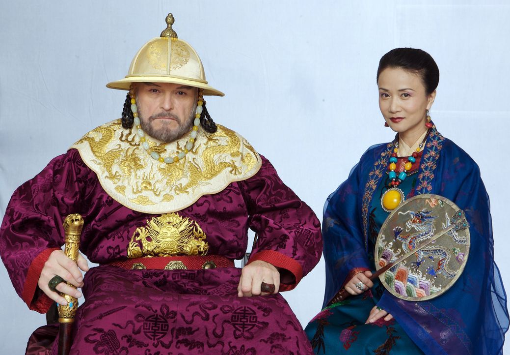 Der große Kublai Khan (Michael O'Hagan, l) vertraut der schönen Kurtisane (Luo Yan, r.) - Bildquelle: 2006 RHI Entertainment Distribution, LLC