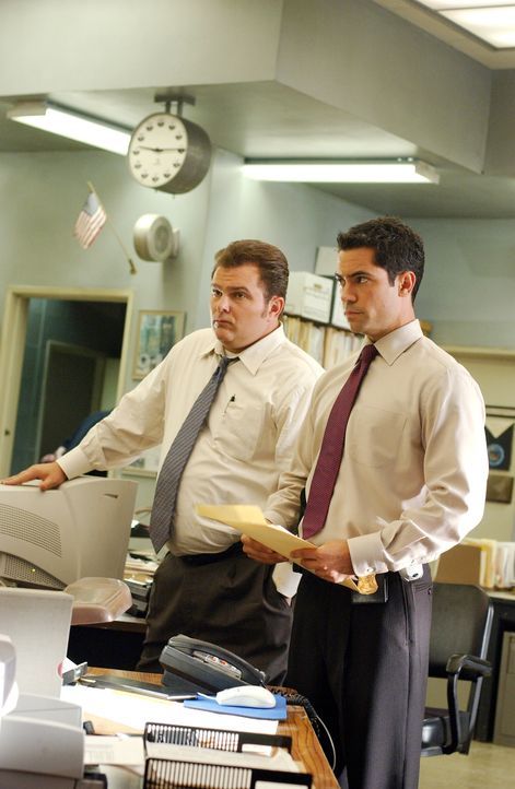 Ein dreifacher Mord bereitet Det. Scott Valens (Danny Pino, r.) und Det. Nick Vera (Jeremy Ratchford, l.) Kopfzerbrechen ... - Bildquelle: Warner Bros. Television