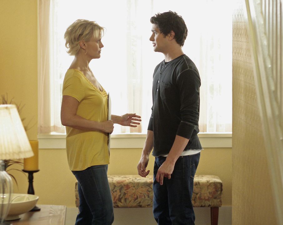 Kyle (Matt Dallas, r.) hält noch immer Amanda in seinem Zimmer versteckt und ist sehr darauf bedacht, dass Nicole (Marguerite MacIntyre, l.) nichts... - Bildquelle: TOUCHSTONE TELEVISION