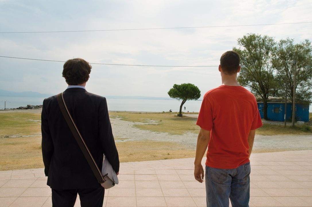 Endlich am Ziel: Vincent (Florian David Fitz, r.), Marie und Alexander (Johannes Allmayer, l.) ... - Bildquelle: 2010 Constantin Film Verleih