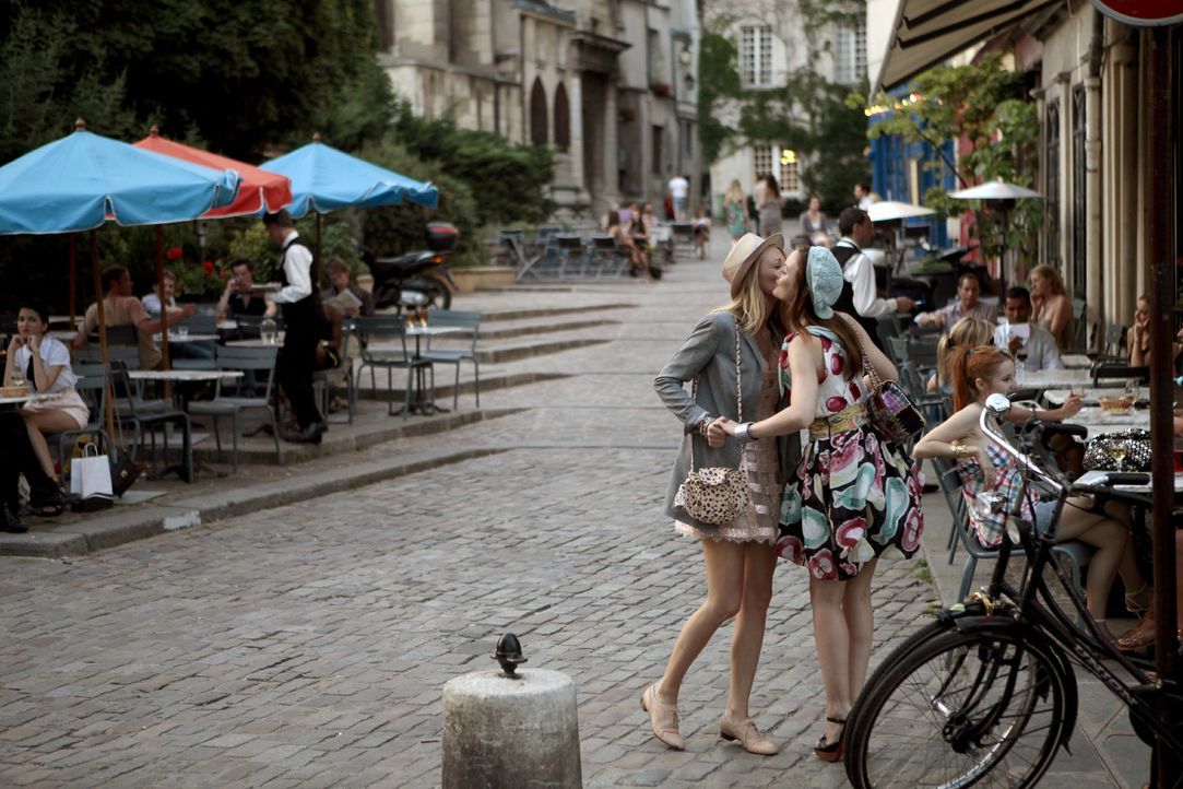 Genießen das schöne Leben in der Stadt der Liebe: Serena (Blake Lively, l.) und Blair (Leighton Meester, r.) ... - Bildquelle: Warner Brothers